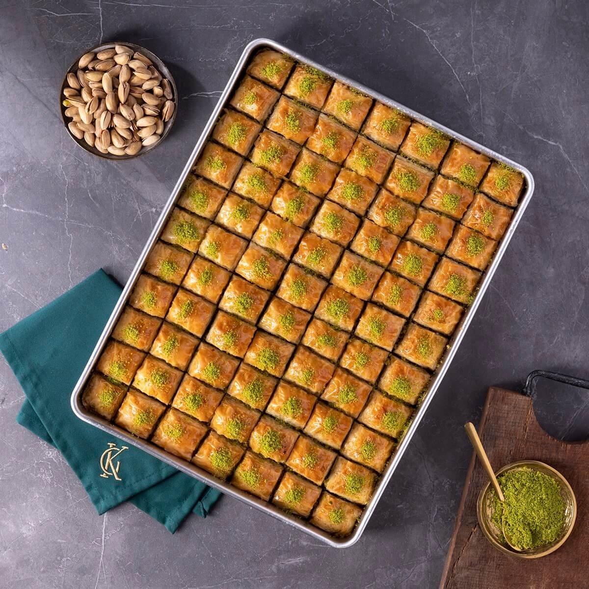 fistikli-kuru-baklava-tepside-2.5-kg-k-06f272 Pistachio Baklava (Classic Tray) - Image 1