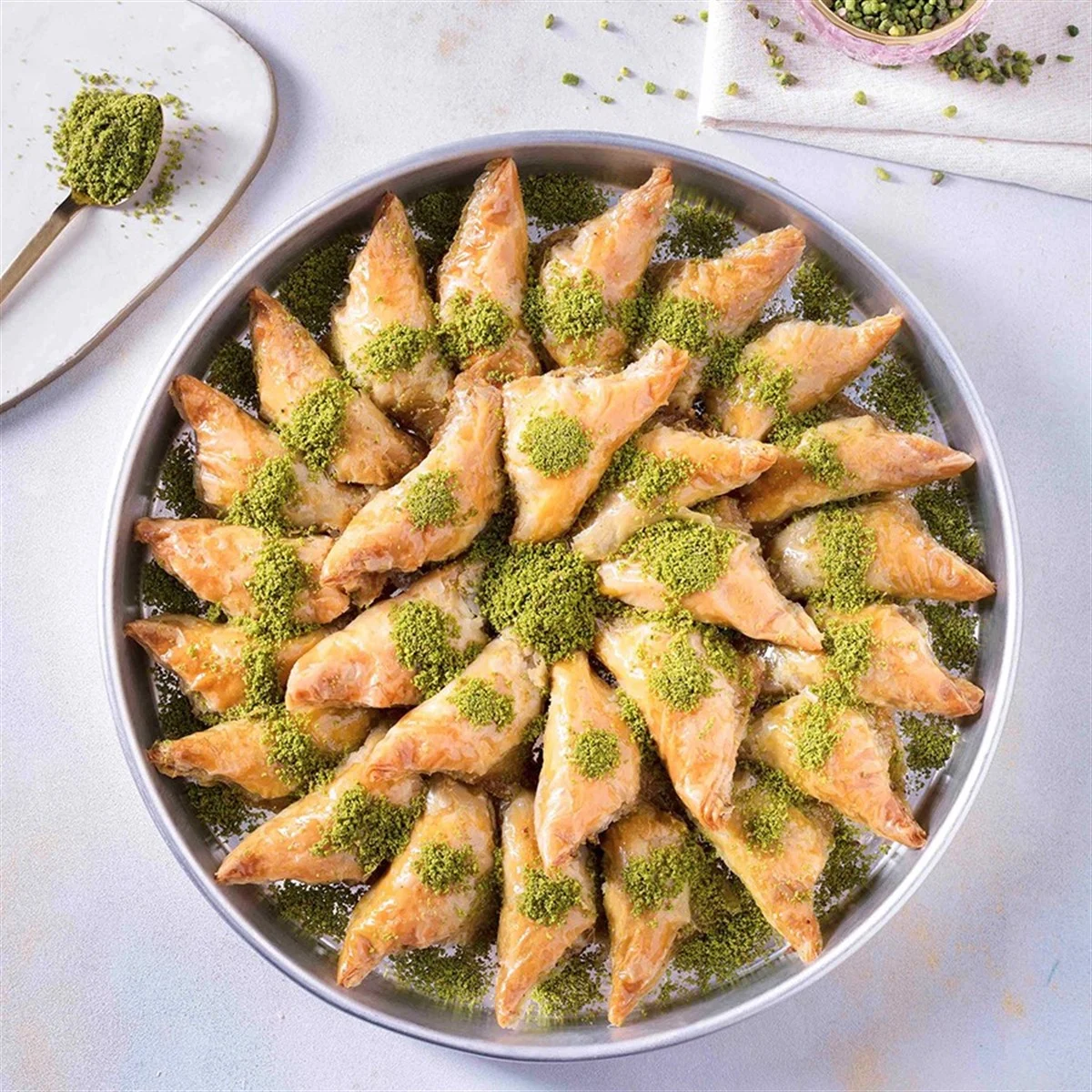 ozel-tepside-fistikli-sobiyet-1 Special Pistachio "Şöbiyet" (Layered Pastry) Tray - Image 1